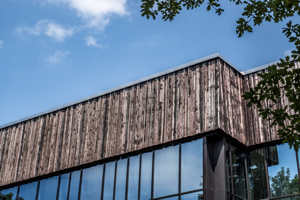 Architekturfotografie modern Glas und Holz mit blauem Himmel