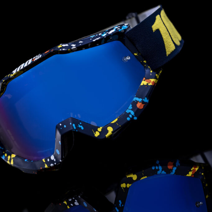 blaue Motocross Mountainbike Schutzbrille 100% vor schwarzem Hintergrund mit Spiegelung