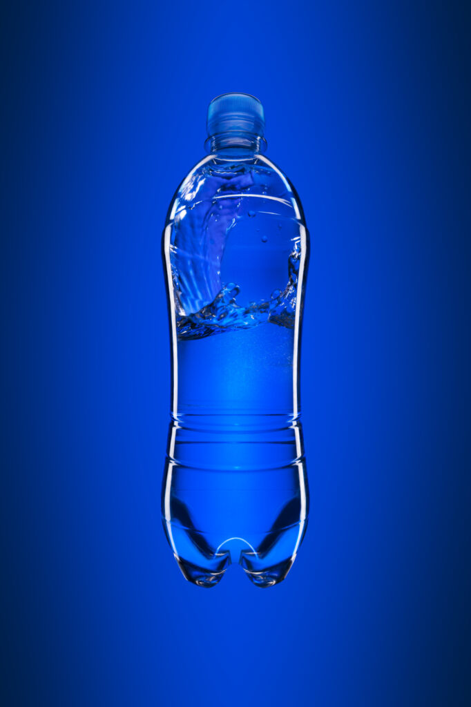 Werbefoto blau PET Wasserflasche