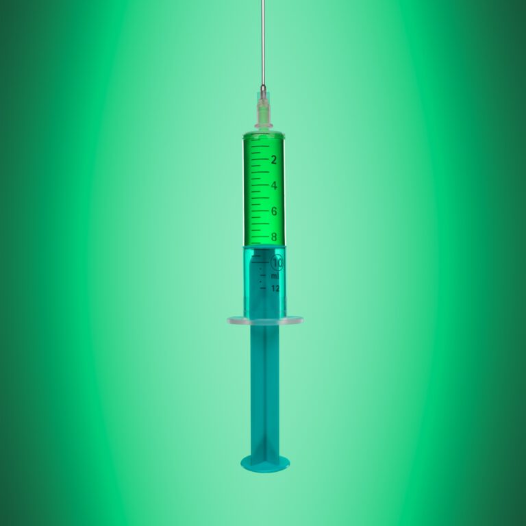 Werbefoto grüne Spritze mit Kanüle