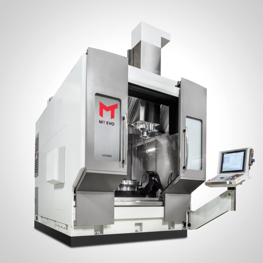 Vertikale CNC-Fräsmaschine MT EVO UDS80 als hochwertige Produktaufnahme mit geöffnetem Arbeitsraum und Bedienpanel.
