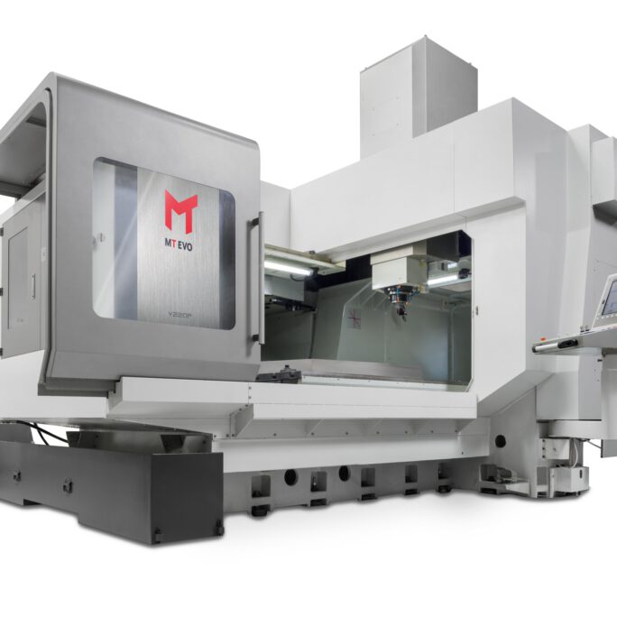 Großformatige CNC-Fräsmaschine MT EVO V220P als professionelle Produktaufnahme mit weit geöffnetem Arbeitsraum und Bedienpanel.