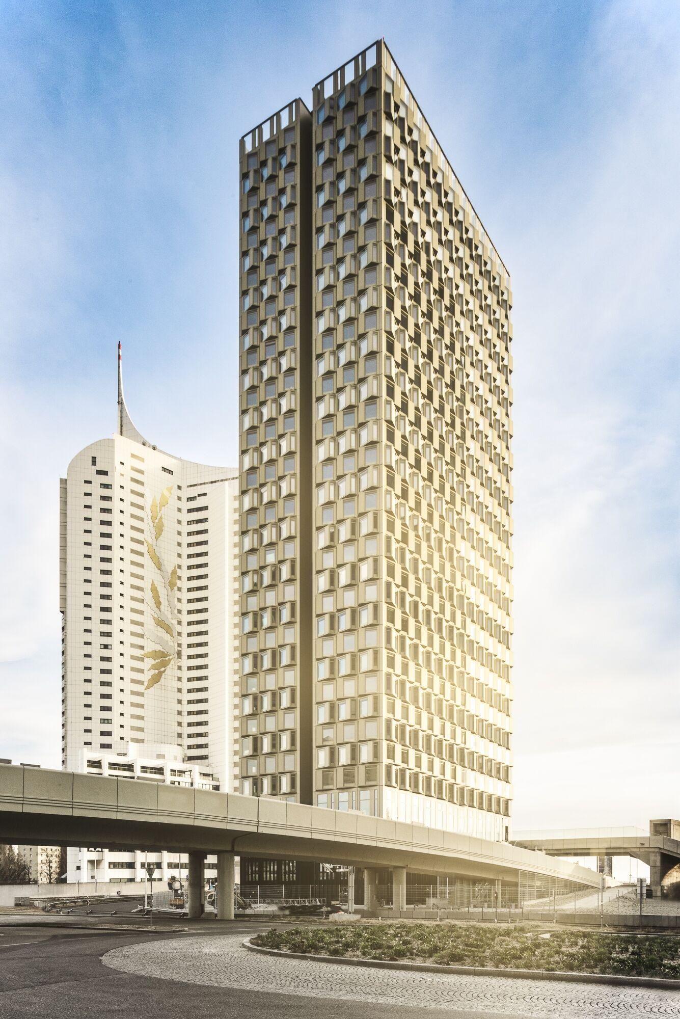 Architekturfotografie: Hochhaus mit Glasfassade vor blauem Himmel