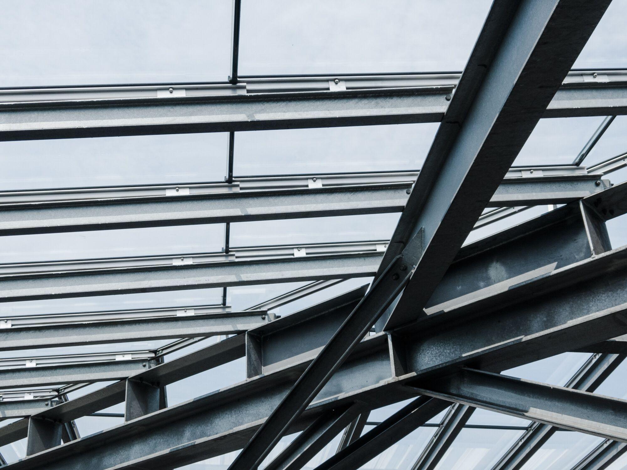 Architekturfotografie: Stahlträger und Streben einer Glasdachkonstruktion