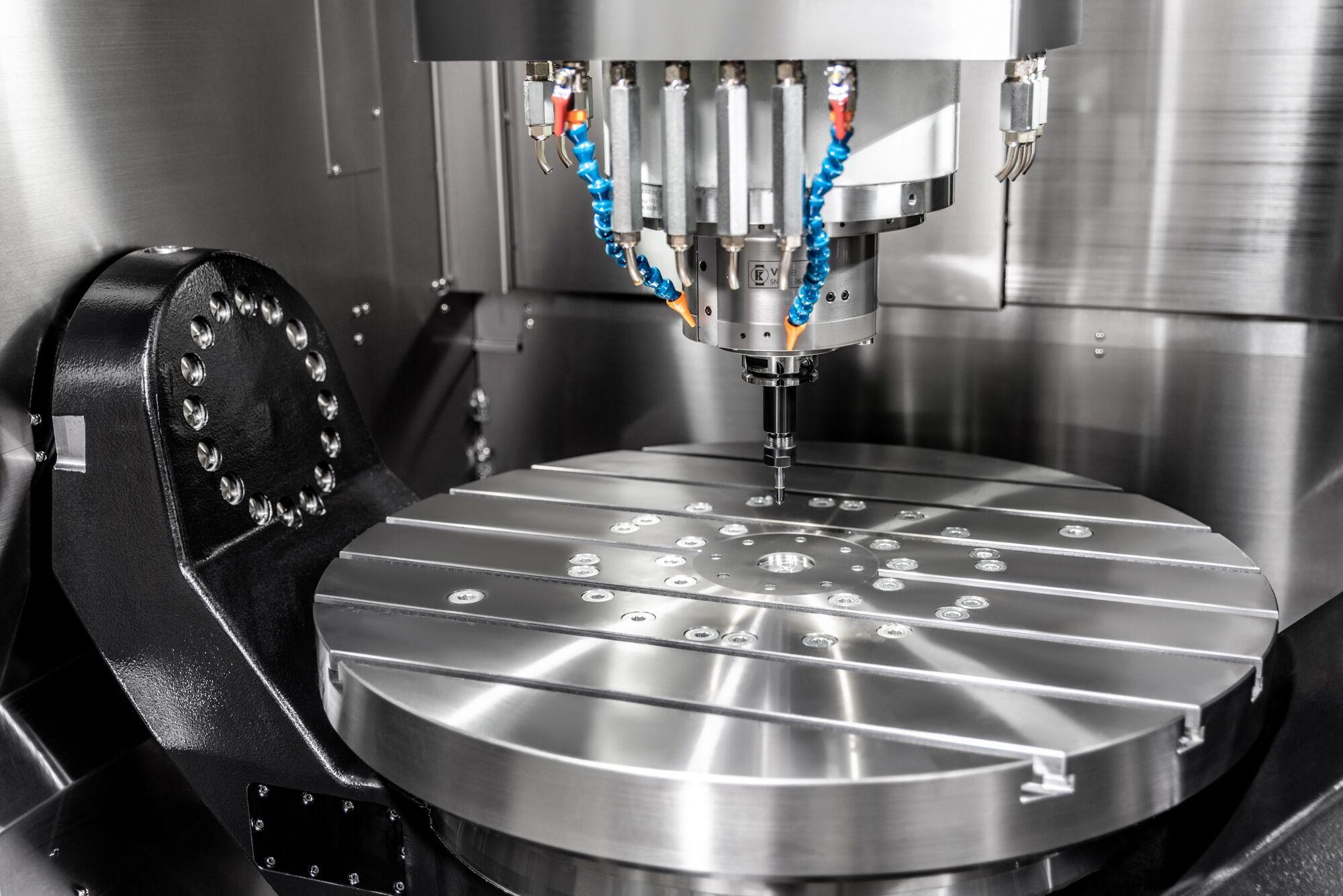 Industriefotografie: Blick in ein CNC-Bearbeitungszentrum mit Spindel und Rundtisch