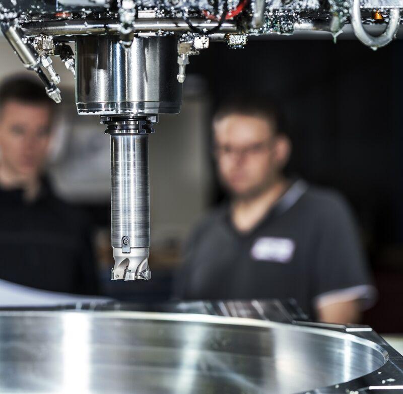 Industriefotografie: zwei Mitarbeiter an einer Maschine in der Fertigung