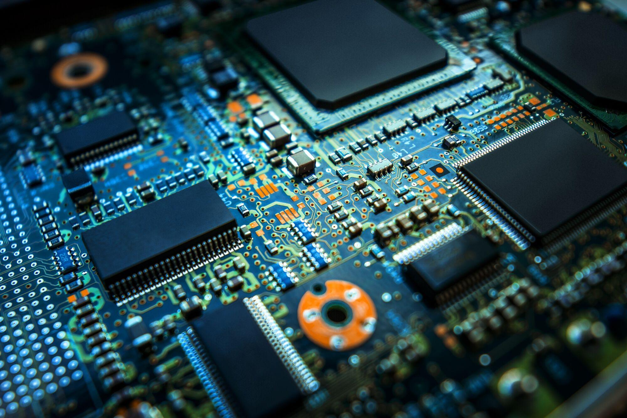 Makroaufnahme einer Elektronik-Platine mit Chips und Bauteilen