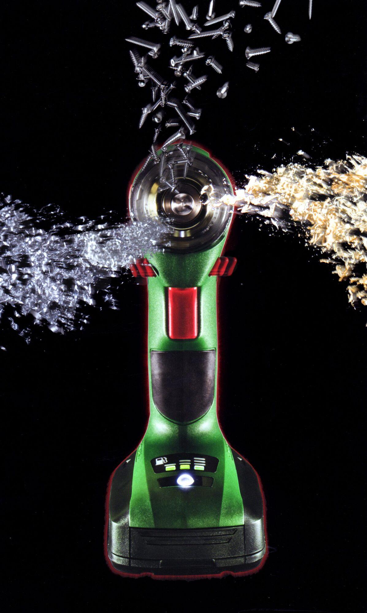Produktfotografie: grüner Akkuschrauber mit Wasserspritzern vor schwarzem Hintergrund