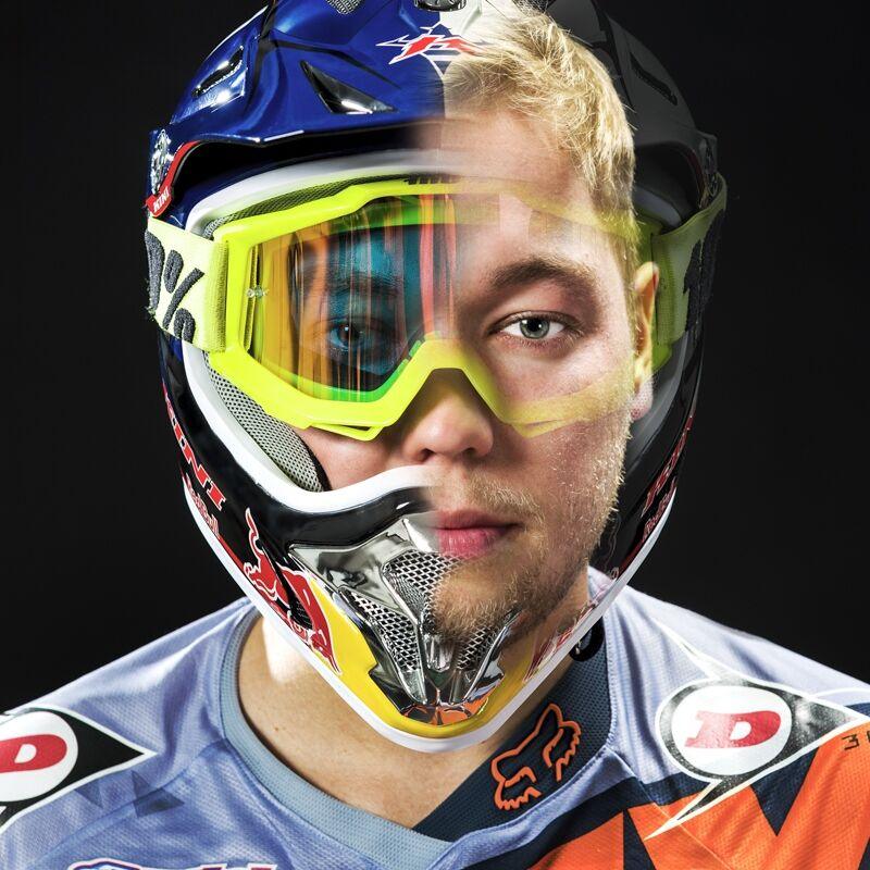 Portrait mit Produkt: Fahrer mit Motocross-Helm und Brille